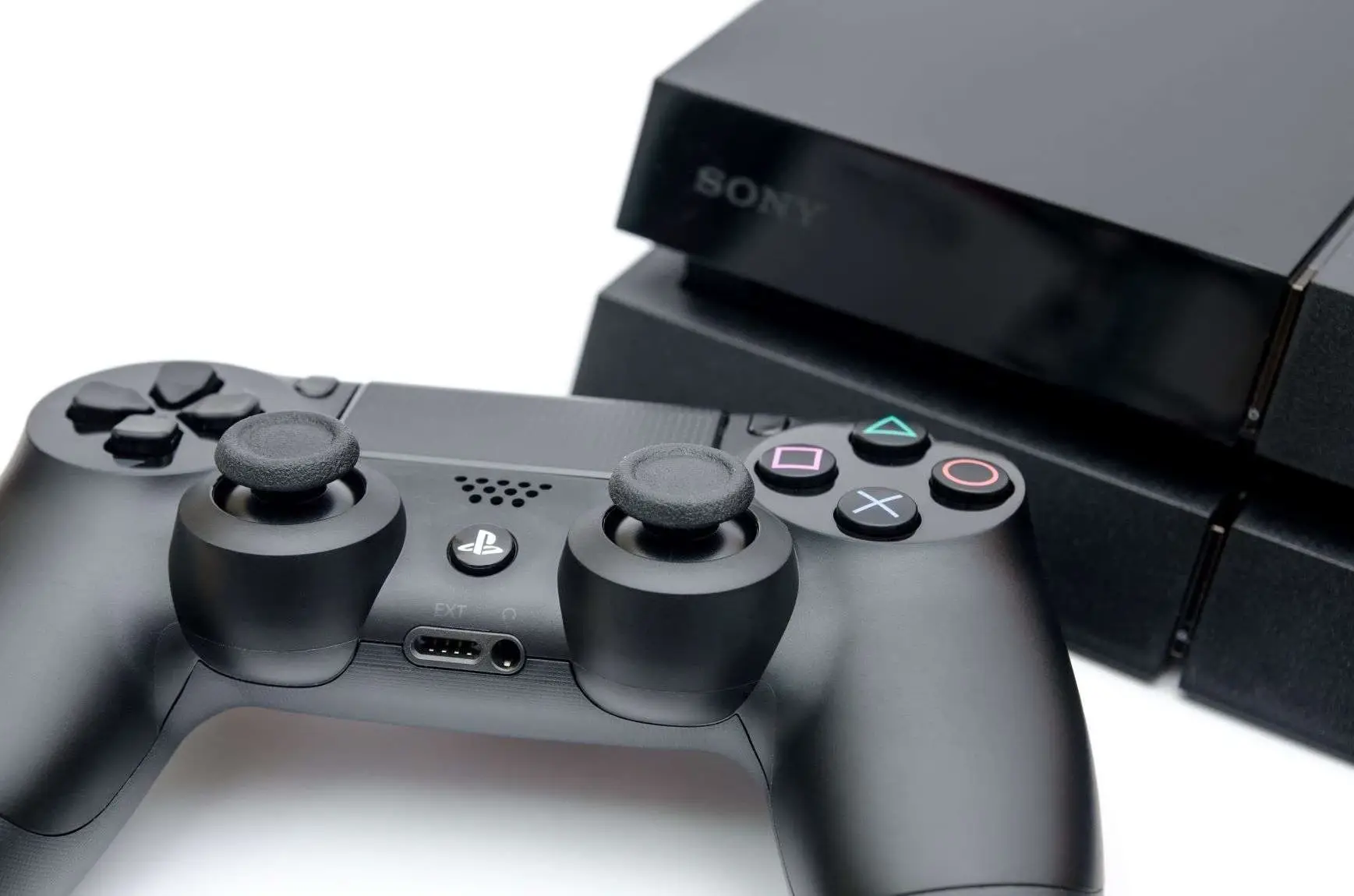 פורצי ה- PlayStation 3 נתבעים על-ידי חברת סוני. קונסולת משחק פלייסטיישן של סוני עם שלט משחק שחור הכולל כפתורים צבעוניים וצמד ג'ויסטיקים, מוצבים על רקע לבן