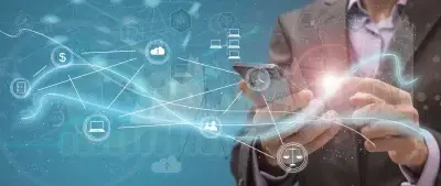 אדם בחליפה מחזיק טלפון נייד כשסביבו הדמיה גרפית של סמלים טכנולוגיים בענן נתונים, כמו מאזניים, מחשב, משתמשים, ענן ודולר, על רקע כחול מואר