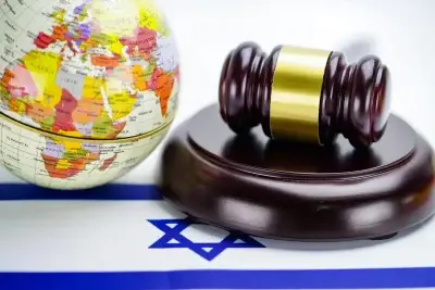 השופטת אגמון - גונן על טכנולוגיה ודיני רשת. פטיש שיפוט מונח על דגל ישראל לצד גלובוס צבעוני, מסמל את הקשר בין מערכת המשפט הישראלית למשפט בינלאומי או גלובלי