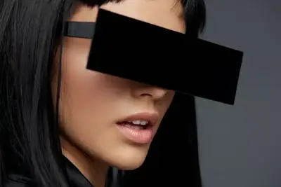 פרטיול, פרטיות ברשת לבני נוער. אישה מרכיבה משקפיים שחורים ועתידניים המכסים את עיניה באופן מלא, בעיצוב מינימליסטי, עם מראה המדמה מציאות מדומה או טכנולוגיה מתקדמת.